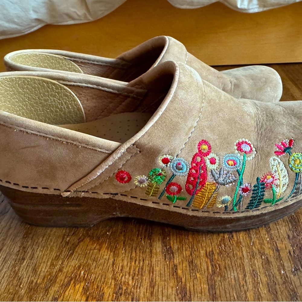 Dansko Professional Clog with embroidered flowers, sz 38